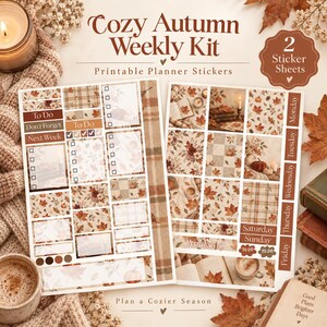 Peut inclure: Deux planches d'autocollants pour agenda intitulées Cozy Autumn Weekly Kit. Les autocollants présentent des motifs automnaux incluant des carreaux marron, des feuilles d'érable orange, des citrouilles et des étiquettes pour les jours.
