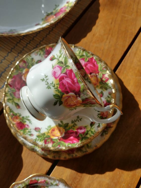 Vintage Royal Albert Old Country Roses Tea Set: 23 Piece Bone