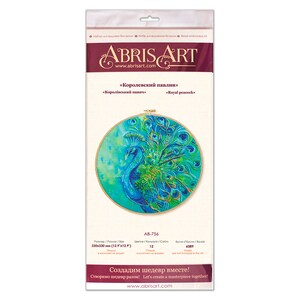 K&ouml;nnte beinhalten: Ein rundes Stickset mit einem Pfau mit blauem und gr&uuml;nem Schwanz. Das Set hei&szlig;t "Royal Peacock" und hat einen Durchmesser von 33 cm.