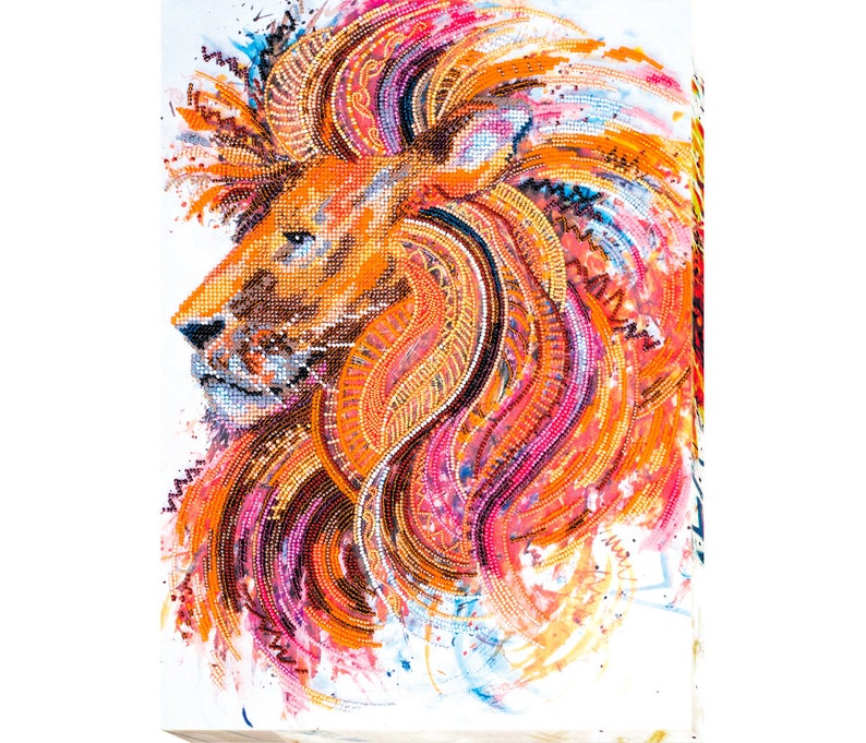 K&ouml;nnte beinhalten: Ein farbenfroher Perlen-L&ouml;wenkopf mit einer detaillierten M&auml;hne, vor einem wei&szlig;en Hintergrund mit aquarellartigen Farbspritzern.