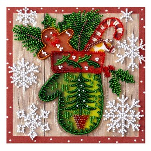 Könnte beinhalten: Ein weihnachtliches Design mit einer bestickten Mütze, Lebkuchenmann, Zuckerstange und Weihnachtsbaum. Der grüne Handschuh hat eine rote Manschette, vor einem Holzmaserungshintergrund. Weiße Perlen-Schneeflocken umgeben das Motiv.