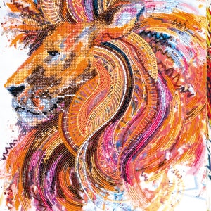 K&ouml;nnte beinhalten: Ein farbenfroher Perlenl&ouml;wenkopf mit einer detaillierten M&auml;hne, geschaffen mit einem Mosaik aus Perlen in Orange-, Rosa- und Goldt&ouml;nen. Der Hintergrund ist eine wei&szlig;e Leinwand mit aquarellartigen Farbspritzern.