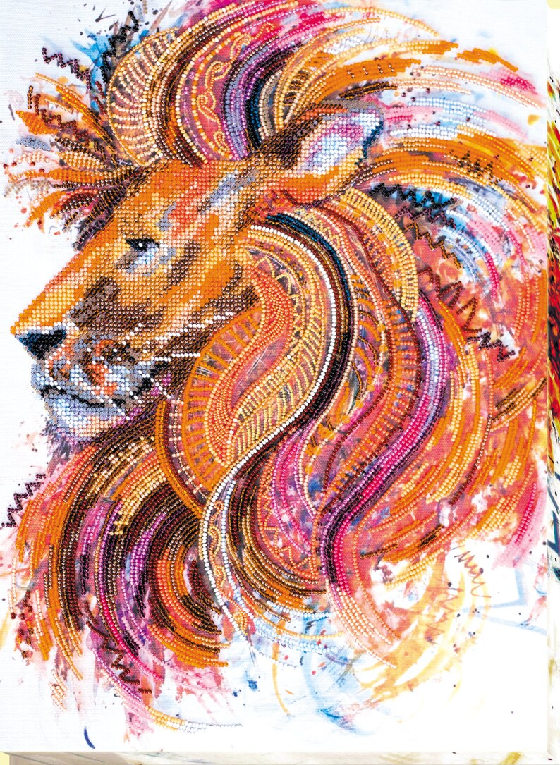 K&ouml;nnte beinhalten: Ein farbenfroher Perlenl&ouml;wenkopf mit einer detaillierten M&auml;hne, geschaffen mit einem Mosaik aus Perlen in Orange-, Rosa- und Goldt&ouml;nen. Der Hintergrund ist eine wei&szlig;e Leinwand mit aquarellartigen Farbspritzern.