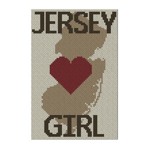 Peut inclure: Un contour pixelisé brun et blanc de l'état du New Jersey avec un cœur rouge au centre. Les mots "JERSEY GIRL" sont au-dessus et en dessous du contour.