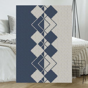 Puede incluir: Una alfombra geométrica azul y blanca con un diseño de diamantes. La alfombra tiene una superficie texturizada.