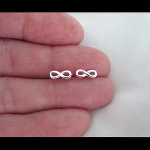 ヴィンテージ スターリングシルバー 4mm インフィニティ スタッドピアス 大人用 シルバー925 ジュエリー ギフトボックス