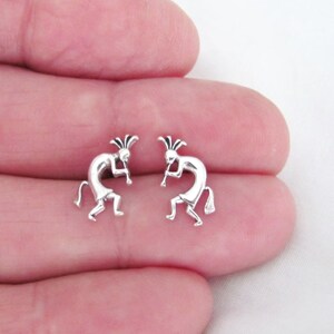 Kolczyki Kokopelli ze srebra próby 925, 13 x 7 mm, w stylu western, hipoalergiczna biżuteria dla kobiet