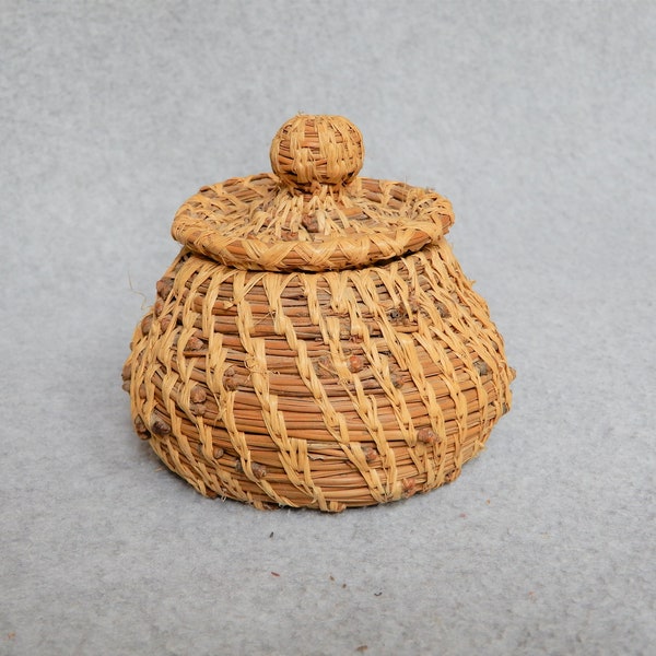 Vintage Handmade Pine Needle Coil Basket with Lid, Two Tone, Woven Bowl Dish