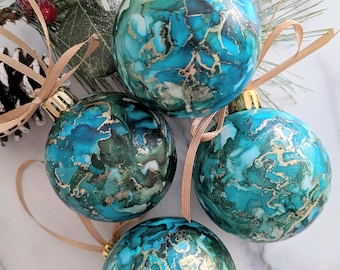 Set of 4 Emerald Tide Hand Painted Baubles, Teal Green & Gold Alcohol Ink, Luxury Shatterproof Lightweight Christmas Ornaments, 6cm Baubles