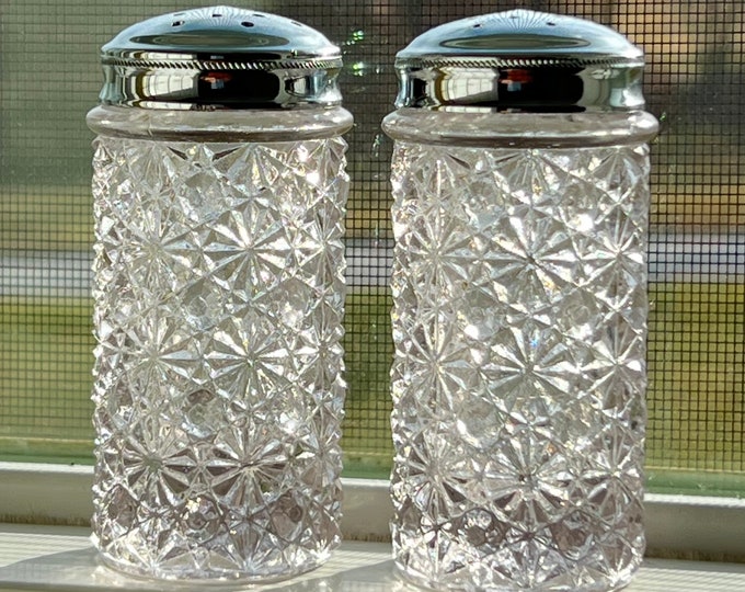 Vintage Daisy & Button Salt Pepper Shakers Clear Glass Chrome Lids Le ...