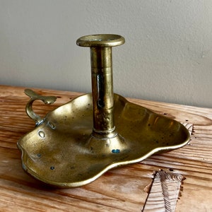 Portavelas de latón antiguo con base triangular estilo colonial estilo Chamberstick Primitivo