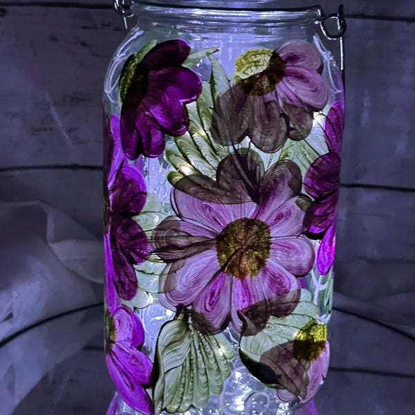 Farol de hadas solar en tarro de cristal pintado a mano con margaritas blancas y ciruelas, tamaño cuarto de galón