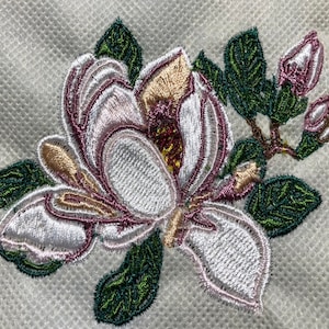 Magnolia marfil en rama con brotes y hojas verdes Archivo de bordado 4X4