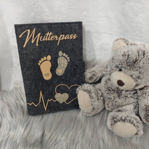 Maternity passport cover made of felt anthracite, heartbeat and baby feet