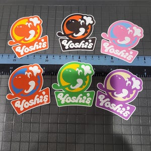 Autocollant brillant Mario Kart World Diner de Yoshi 2,5 x 2,6 pouces