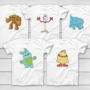 Puede incluir: Cinco camisetas blancas con dise&ntilde;os de personajes de dibujos animados coloridos. Los dise&ntilde;os incluyen un robot, una figura en forma de tenedor, un dinosaurio azul, un conejo azul y verde y un pollito amarillo. Cada camiseta tiene cuello redondo y mangas cortas.