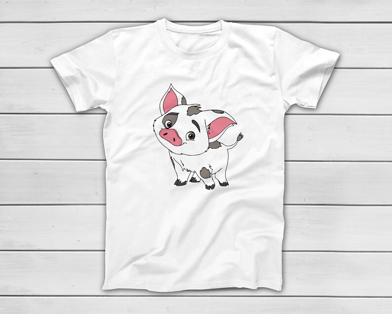 Puede incluir: Camiseta blanca con una ilustraci&oacute;n de cerdo de dibujos animados. El cerdo tiene un cuerpo blanco con manchas negras y grises, orejas rosas y un hocico rosa. El cerdo est&aacute; sonriendo y tiene ojos negros. La camiseta es de material suave.