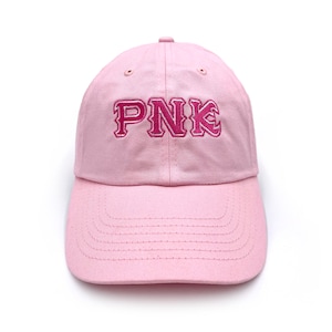 Peut inclure: Casquette de baseball rose clair avec les lettres "PNK" brodées en rose foncé. La casquette a une visière incurvée et une sangle réglable à l'arrière. Le chapeau est en tissu doux et convient aux tenues décontractées.
