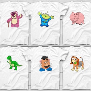 Puede incluir: Seis camisetas blancas con personajes de dibujos animados de Toy Story. Los dise&ntilde;os incluyen a Lotso, los Little Green Men, Hamm, Rex, Mr. Potato Head y Slinky Dog. Cada personaje est&aacute; representado en un estilo de dibujos animados vibrante.