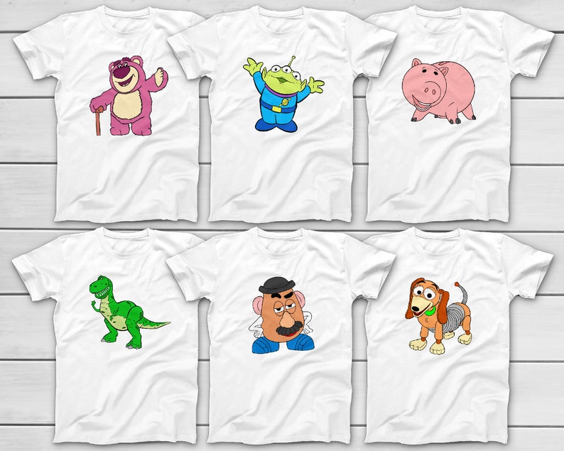 Puede incluir: Seis camisetas blancas con personajes de dibujos animados de Toy Story. Los dise&ntilde;os incluyen a Lotso, los Little Green Men, Hamm, Rex, Mr. Potato Head y Slinky Dog. Cada personaje est&aacute; representado en un estilo de dibujos animados vibrante.