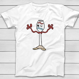 Puede incluir: Camiseta blanca con un dise&ntilde;o de personaje de dibujos animados. El personaje tiene una cabeza en forma de tenedor, brazos rojos y una expresi&oacute;n angustiada. El dise&ntilde;o incluye un cuerpo blanco, pies beige y un cuello rojo.