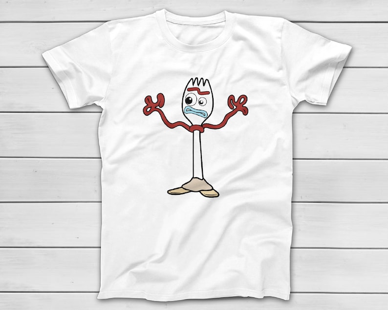 Puede incluir: Camiseta blanca con un dise&ntilde;o de personaje de dibujos animados. El personaje tiene una cabeza en forma de tenedor, brazos rojos y una expresi&oacute;n angustiada. El dise&ntilde;o incluye un cuerpo blanco, pies beige y un cuello rojo.