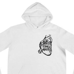 Op de afbeelding: Witte hoodie met een zwart-witte afbeelding van een hart met de tekst "Feel Like Shit" erop.