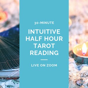 Può includere: Una grafica blu e bianca con il testo "30-MINUTE INTUITIVE HALF HOUR TAROT READING LIVE ON ZOOM" su uno sfondo di candele accese e un mazzo di carte dei tarocchi.