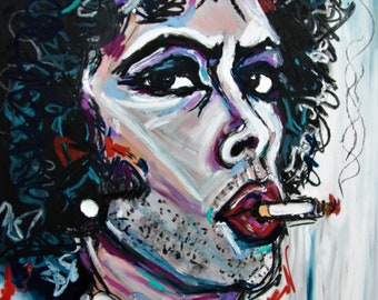 Puede incluir: Un retrato abstracto y colorido de una persona con cabello oscuro y rizado, que lleva un collar de perlas y un labio rojo. La persona sostiene un cigarrillo en la boca y mira hacia la derecha. El fondo es blanco con acentos azules y rojos.