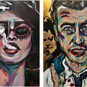 Pode incluir: Dois retratos coloridos de pessoas, um com um chapéu preto e óculos de sol fumando um cigarro, o outro com uma camisa branca e uma gravata azul. O fundo do retrato à direita é dourado.