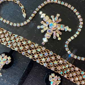 Signed Weiss Aurora Borealis Rhinestone Parure: Vintage Gold Tone Jewelry Set