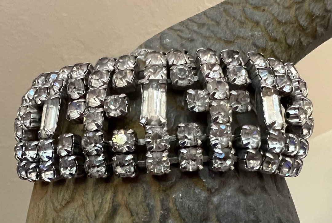 ブレスレット Monday Edition _ Sparkling Waves Bracelet Fana Wave Emerald and Diamond Bracelet B1492E-18kt-Yellow