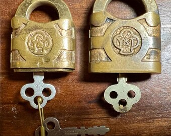 Vintage Round Yale & Towne Mfg Co Brass Padlock Key Set - Stamford