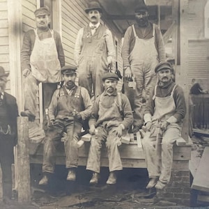 Antique Occupational Photograph – Early 1900s Construction Laborers & Boss – Workwear Overalls Tradesmen Building Porch Photo