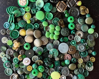 Vintage Buttons Early Plastic GREEN Art Deco Housedress 2-Hole Plastic Shank Sets Sewing Crafts Zoom!