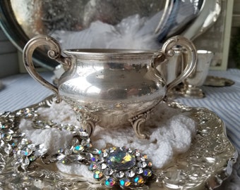 Beautiful antique Victorian silver sugar bowl. This gorgeous Reed & Barton sugar bowl is adorned with fancy scrolling and Victorian elements