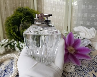 Vintage art deco 1940s rose gold cigarette case and lighter. This vintage Evans cigarette case and lighter is a peak into Art Deco Elegance.