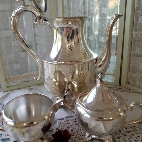 Glorious and gleaming silver plated William Rogers coffee pot and accompanying sugar and creamer. This shops beautiful 3 piece set speaks Elegance