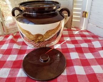 Fabulous farmhouse Bicentennial stoneware crock. This squatty lidded brown 1976 crock is full of rustic patriotic Farmhouse character.