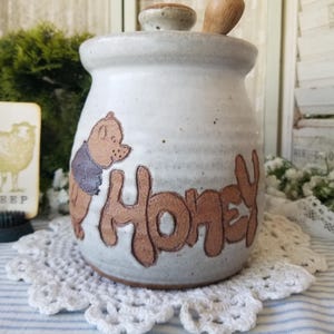 Sweet handthrown Earthen colored Pottery honey pot. This charming large pottery honey pot would be perfect for your Farmhouse kitchen.