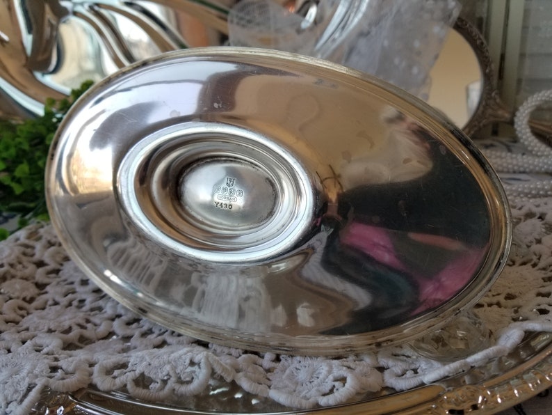 Gorgeous and gleaming Gorham silver plated sauce boat. This elegant silver plated gravy boat has an attached plate beneath. image 8