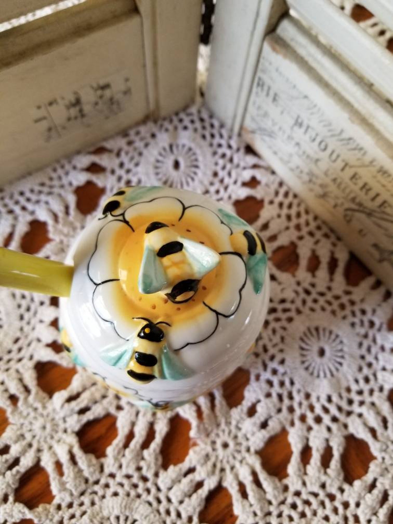 Adorable honey bee kitchen decor set. This vintage Honey Jar Etsy