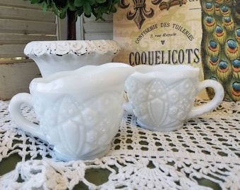 Pareja de jarras de leche y azucarero de estilo rústico. Este encantador juego de leche y azucarero es perfecto para tu mesa rústica.