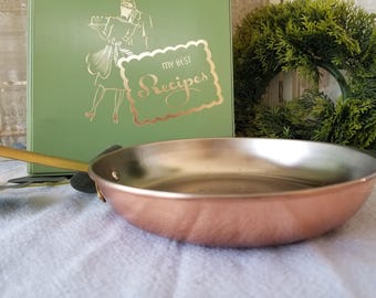 Sartén de cobre vintage. Esta pequeña sartén de cobre ligera con revestimiento de estaño es perfecta para freír unos huevos.