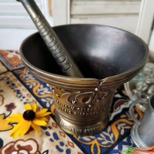 1976 bronze Mortar and pestle. This RX apothecary elements for mixing pharmacia or tinctures was issued to celebrate America&#39;s bicentennial.