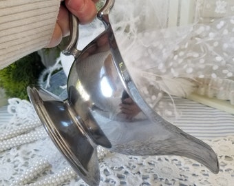 Delightful Colonial inspired pewter gravy boat. This pewter gravy boat is ideal to use on your farmhouse table or for a farm style wedding.
