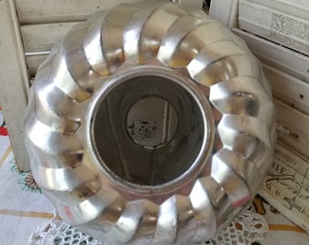 Delightful heavy West German bundt pan. This Kaiser springform 9" bundt pan mold is a great baking element for your farmhouse kitchen.