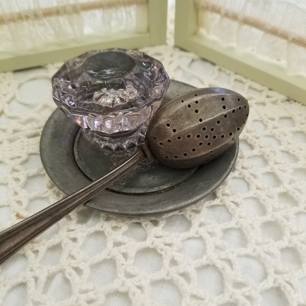 Simeon L & George H Rogers Company antique covered teaspoon. This silver plated hinge top teaspoon is designed to hold loose leaf tea. Sweet