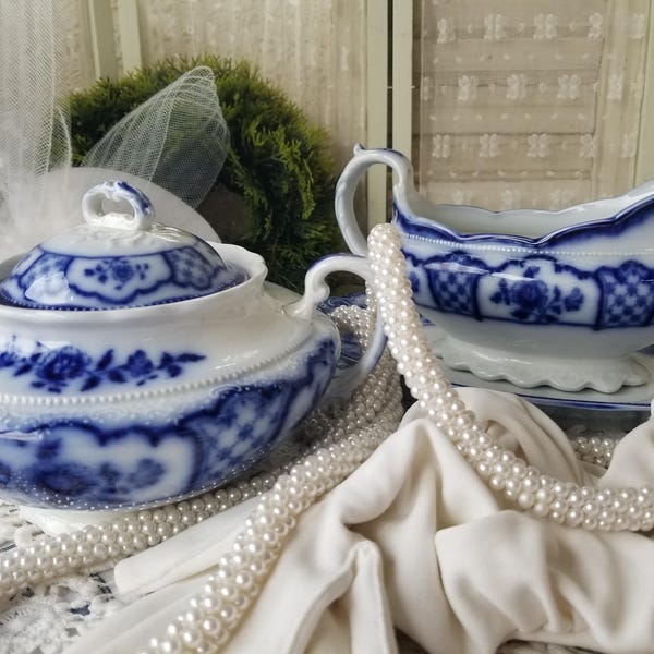 Breathtaking pair of antique English flow blue creamer and sugar Bowl. This pair of Melbourne by Grindley creamer and sugar bowl are lovely.