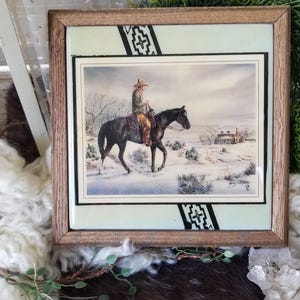 Deze prachtige Fiesta-tegel uit Phoenix Arizona toont een rustiek cowboylandschap. Deze cowboy op zijn paard kijkt naar huis.